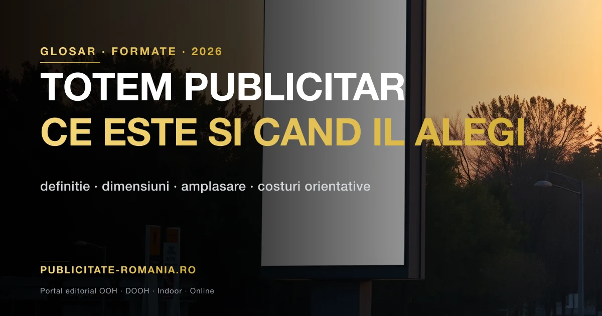Totem publicitar vertical iluminat amplasat la intrarea unui centru comercial, seara